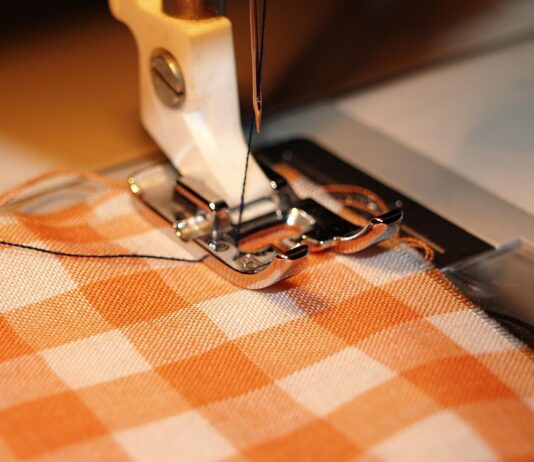 Różnica: wkład włókninowy a dziany w kurtce