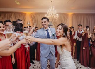 Para młoda i goście wznoszą toast na weselu w eleganckiej sali