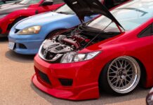 Dwa auta Honda z otwartą maską prezentujące zmodyfikowane silniki