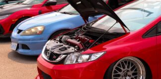 Dwa auta Honda z otwartą maską prezentujące zmodyfikowane silniki