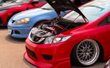 Dwa auta Honda z otwartą maską prezentujące zmodyfikowane silniki