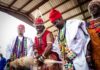 Nigeryjscy wodzowie w barwnych strojach podczas tradycyjnej ceremonii