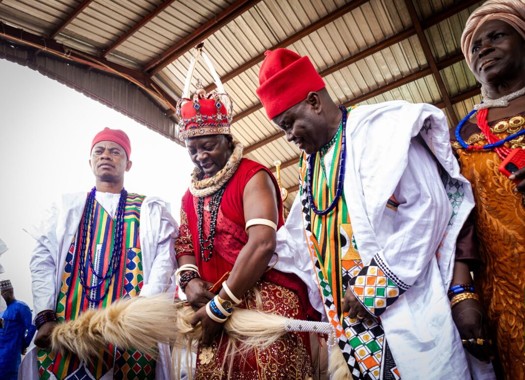 Nigeryjscy wodzowie w barwnych strojach podczas tradycyjnej ceremonii