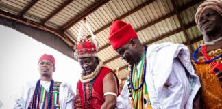 Nigeryjscy wodzowie w barwnych strojach podczas tradycyjnej ceremonii