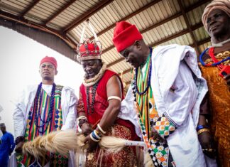 Co to jest obrzęd inicjacji? Definicja, funkcje i przykłady z różnych kultur Nigeryjscy wodzowie w barwnych strojach podczas tradycyjnej ceremonii