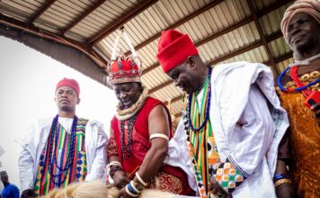 Nigeryjscy wodzowie w barwnych strojach podczas tradycyjnej ceremonii