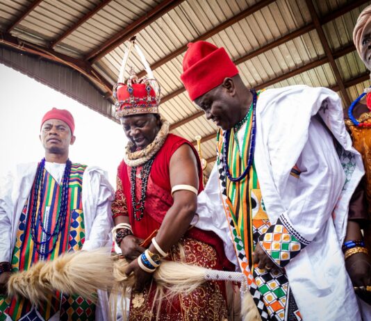 Nigeryjscy wodzowie w barwnych strojach podczas tradycyjnej ceremonii