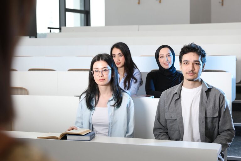 Różnorodni studenci podczas zajęć w nowoczesnej sali wykładowej
